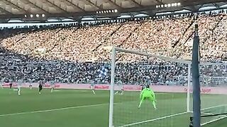 Kolo Muani goal directly from behind the goal