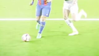 Hari ketika Messi mengajari Suarez cara melakukan solo gol. 3