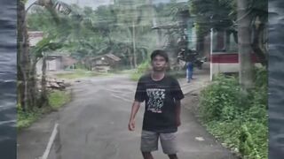Main bola di aspal seru, tapi pas nendang kuku gesek aspal! Rasanya kayak diampelas ????⚽️ #BolaAsPal