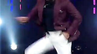 Vicky Kaushal performance in show tauba song karan aujla