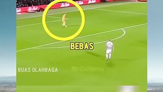 Kiper ini udah pasrah kebobolan, tapi tiba-tiba golnya dianulir! ????