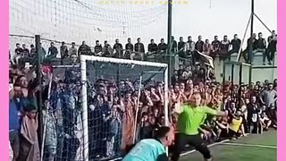 dia tidak mau menghancurkan kebahagian teman nya ????