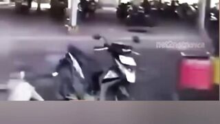 Parking area of ​​PT Arami Jaya tire factory, hundreds of motorbikes burned in an instant