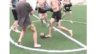Tempat latihan Real Madrid di Valdebebas baru saja menjadi ruang ganti paling eksplosif di dunia sepak bola