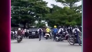 Peristiwa tersebut terekam kamera dan viral di media sosial