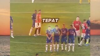 Kenapa kiper tidak pernah berdiri tepat di tengah saat tendangan bebas ?