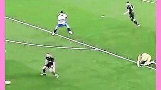 dia tidak mau protes wasit, ketika dapat kartu merah