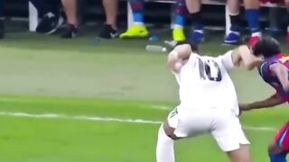 Lamine Yamal mempertajam rekornya atas Kylian Mbappe dalam lakon El Clasico yang sangat didominasi Barcelona.