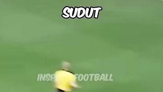 Pernah lihat kiper lebih milih tendangan sudut daripada lemparan ke dalam?