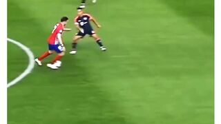 Saul Nigues dengan gol solo run ikonik nya