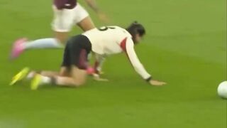 Moment Steven Gerrard mewarisi gaya ikoniknya pada Dominik Szoboszlai