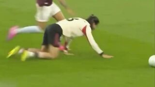 Moment Steven Gerrard mewarisi gaya ikoniknya pada Dominik Szoboszlai 2