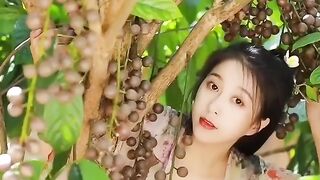 Gadis di Balik Rimbunnya Buah Hutan..