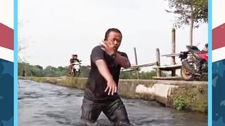 Paman avatar berusaha mengendalikan air  ????