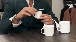 How to hold a cup by the size of the handle.