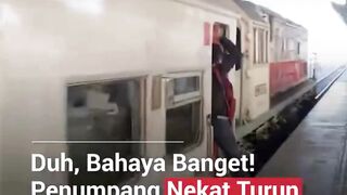 Aksi nekat penumpang ini bikin geleng kepala ????