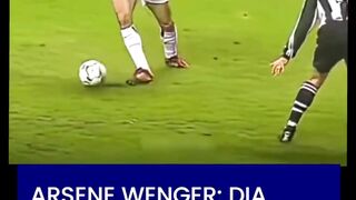 ???????? Dennis Bergkamp tidak sekadar mengontrol bola