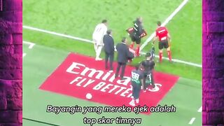 Dicaci tidak tumbang, dipuji tidak terbang. ????