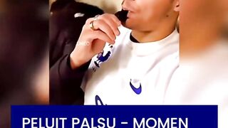 Wasit asli yang memimpin pertandingan justru bingung melihat semua pemain tiba-tiba mematung, padahal ia tidak meniup peluit sama sekali