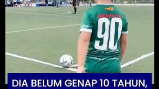 Seorang anak muda berbakat dari tim junior Spanyol, CD Quart de Poblet yang memamerkan keterampilan yang mengesankan