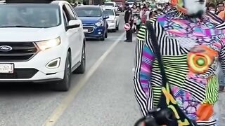 Karcocha en Marquelia ???????? entrando a una camioneta. En México me siento como en casa, ya vuelvo