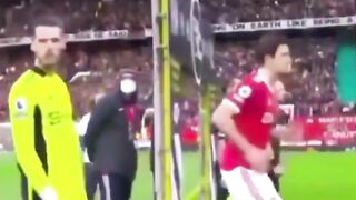 Kejadian Harry Maguire secara tidak sengaja menendang kepala/wajah rekan setimnya