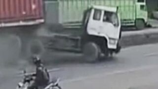 Seconds 2 motorcyclists escaped death