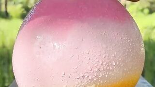 Kupas Kelapa Eksotis, Warnanya Bikin Melongo.