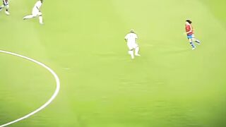 Momen ketika Zidane bikin Puyol dan Casillas kelabakan dalam satu aksi sekaligus????
