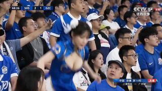 Momen Unik Liga Super China: Aksi Akrobatik Memukau di Laga Shanghai Shenhua..