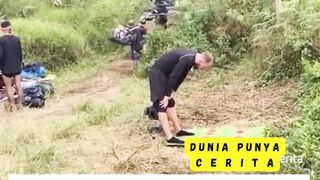 LAGI MENDAKI DI RINJANI TAPI  SIBULE INI TETAP TIDAK TINGGALKAN SHOLATNYA