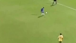 Claude Makélélé mencoba melepas tendangan spekulasi jarak jauh pertama untuk Chelsea