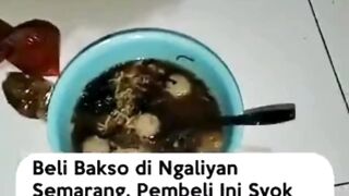 Seorang pembeli menunjukkan potongan daging yang sangat tipis dan tidak lazim