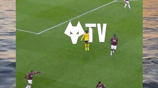 Menerima bola di tepi kotak penalti,