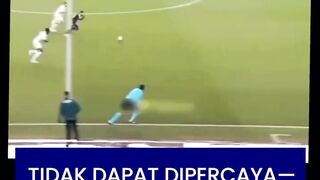 Ketenangan Luar Biasa — Di saat kebanyakan pemain akan menembak dengan keras, Juninho menunjukkan kelasnya.