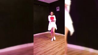 Indian Girl Nainee Saxena Dance 25