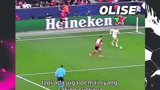 Pernah gak sih kalian lihat pemain bola yang jagonya minta ampun tapi cueknya nggak ketulungan? ????