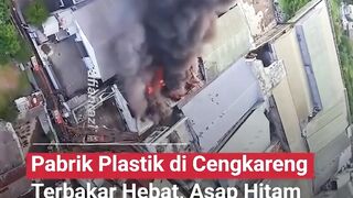Kebakaran besar melanda sebuah pabrik plastik di kawasan Cengkareng ????