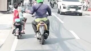 ⚠️ Lagi asik videoin bus telolet, eh malah jadi korban jambret di Rempoa, Tangerang Selatan. 2