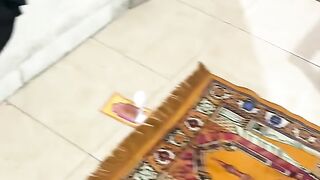 Bocil sholat di imami karakter kertas