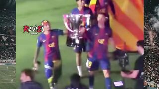 Detik-detik momen emosional perpisahan Robert Lewandowski di Camp Nou.