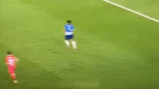 Masih jadi misteri apakah bolanya menyentuh tanah atau tidak.