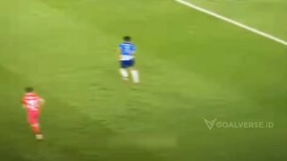 Masih jadi misteri apakah bolanya menyentuh tanah atau tidak. 3