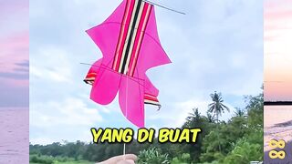3 Layangan Besar Yang Di buat dengan ukuran versi kecil (Nomer 3 paling kecil banget) versi bola88