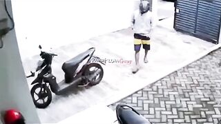 the moment a motorbike thief was caught by residents