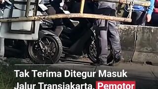Adu mulut terjadi setelah seorang pemotor ditegur karena masuk jalur TransJakarta ????