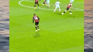 Memanfaatkan momentum dari kesalahan lini belakang lawan, Antoine