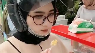 Accompanying a girl to buy ice cream on the street.