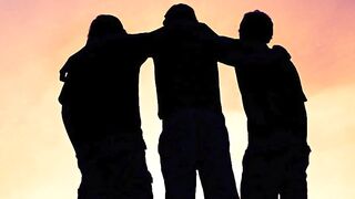 sahabat adalah orang yang tau apa yang kita butuhkan tanpa kita memintanya