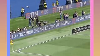 Cuplikan gol dari skema tendangan pojok yang berujung gol sundulan tajam di Liga Italia Serie A.